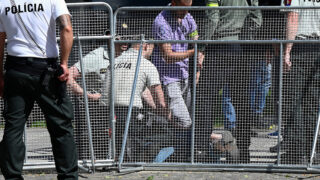 Snímek ukazuje muže zákona při zadržení podezřelého střelce