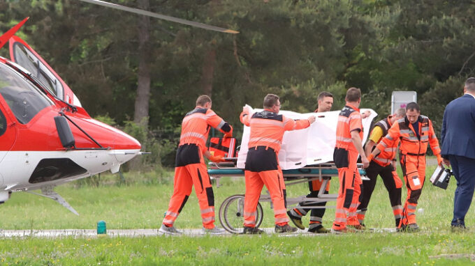 Premiéra Roberta Fica převážejí po střelbě do nemocnice