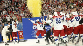 Český tým se raduje z vítězství a titulu mistrů světa