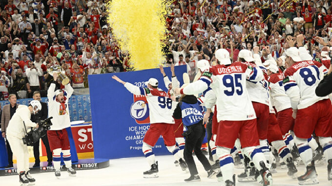 Český tým se raduje z vítězství a titulu mistrů světa
