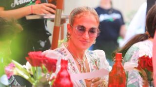 Jennifer Lopez na rodinném obědě.