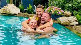 Veronika Gajerová u přátel na zahradě.