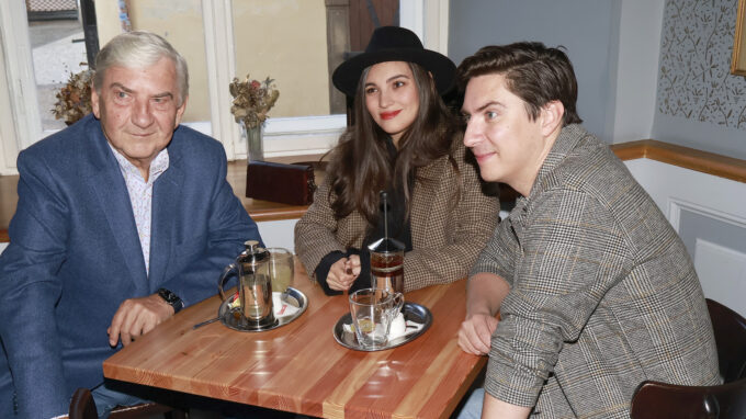 Miroslav Donutil se synem Martinem a snachou Sárou