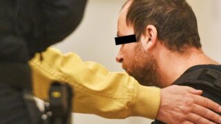 Muž, kterého policie obvinila z vraždy mladé ženy a z pokusu o vraždu a ze znásilnění druhé ženy, na chodbě Okresního soudu Plzeň-město, který rozhodl o jeho vzetí do vazby