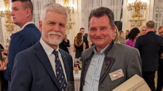 Z rukou ředitele Národního vinařského centra Lubomíra Maťáka převzal prezident České republiky Petr Pavel dar v podobě lahví vína oceněných v soutěži Parlamentní víno