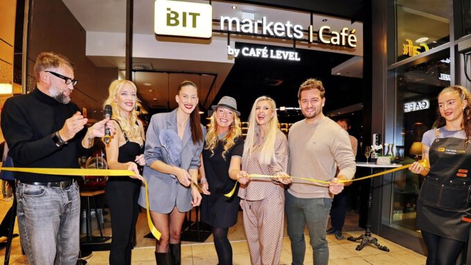 Kmotři společně přestříhávají pásku, BITmarkets Café by CAFÉ LEVEL1