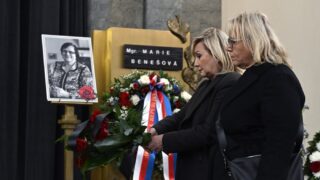Alena Schillerová a Klára Dostálová na pohřbu Marie Benešové