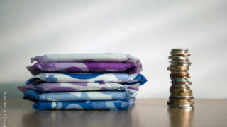 Tisíce žen u nás se musí každý měsíc rozhodovat, kterou nezbytnou věc si mohou dovolit