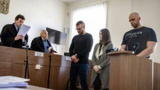 Zleva uprostřed bývalý policista Tomáš Strnad, policistka Martina Kolaříková a bývalý policista Tomáš Soukup u Obvodního soudu pro Prahu 5, který se zabýval případem napadení dívek před nočním klubem na pražském Smíchově