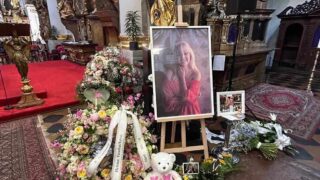 Smuteční věnce na pohřbu Aničky Slováčkové