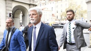 Petr Pavel kráčí na poslední rozloučení s Aničkou Slováčkovou