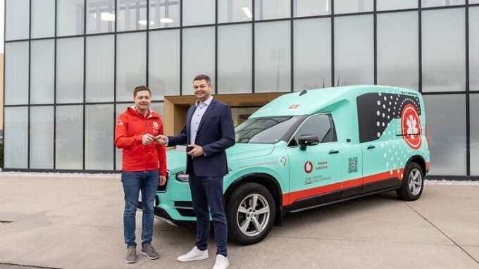 Zakladatel aplikace Záchranka Filip Maleňák (vlevo) a ředitel dealerství Cardion Cars Brno Patrik