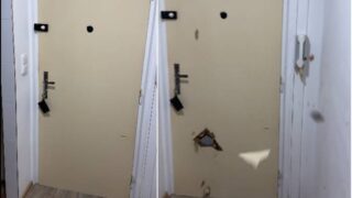 Vstupní dveře, které nevydržely sílu kopu ženy