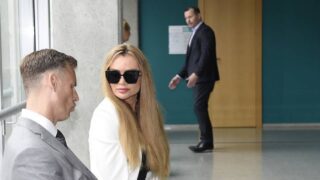 Eva Feuereislová se baví se svým právním zástupcem. Za nimi Jaromír Soukup