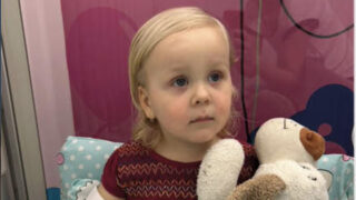 Madlenka čeká na svého dárce.