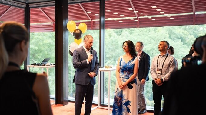 Kryštof Mucha, výkonný ředitel Mezinárodního filmového festivalu Karlovy Vary, a Martina Kneiflová, vedoucí partnerka EY v České republice