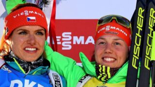 Gabriela Soukalová vedle vítězky Laury Dahlmeierové v roce 2017.