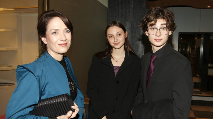 Tereza Kostková se synem a jeho partnerkou