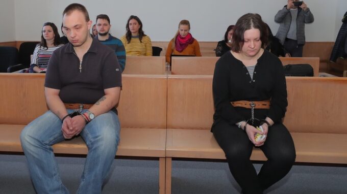 Manželé Janákovi u soudu v roce 2019.