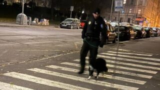 Strážník se zatoulaným psem