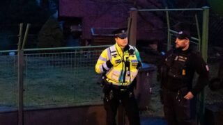 Policie hlídá vstup do chatové oblasti, kde byl chlapec držen