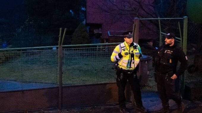 Chatu únosce střeží muži zákona