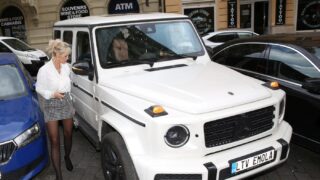 Lela Vémola se svým bílým Mercedesem
