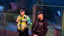 Policie hlídá vstup do chatové oblasti, kde byl chlapec držen