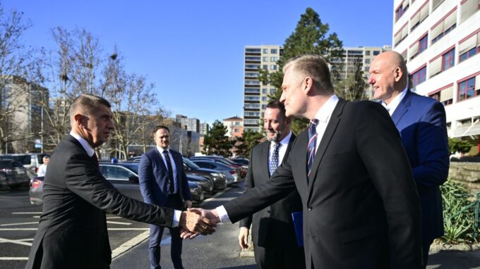 Předseda vlády Andrej Babiš (ANO; vlevo) uvedl do funkce ministra životního prostředí Igora Červeného (Motoristé; uprostřed)