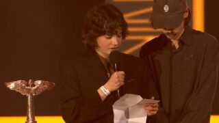 Iris Hobson-Mazur čte vyjádření za skupinu