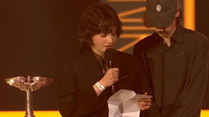 Iris Hobson-Mazur čte vyjádření za skupinu