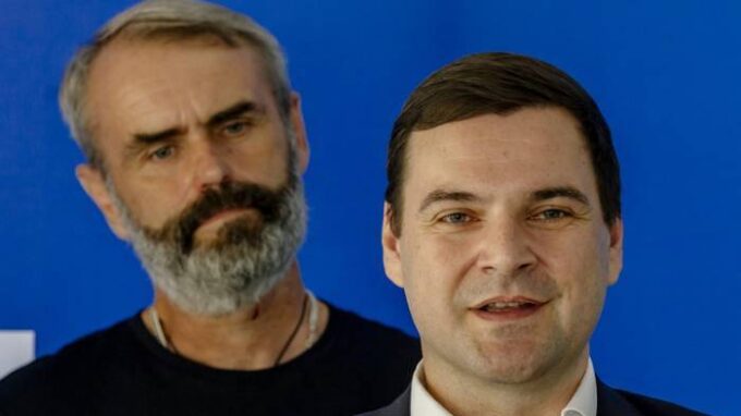 Předseda občanského hnutí Přísaha Robert Šlachta a předseda politické strany Motoristé sobě Petr Macinka