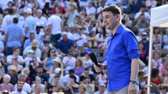 81. ročník Mezinárodního folklorního festivalu Strážnice, 27. června 2026, Strážnice, Hodonínsko. Vpravo na pódiu ministr zahraničí Petr Macinka.