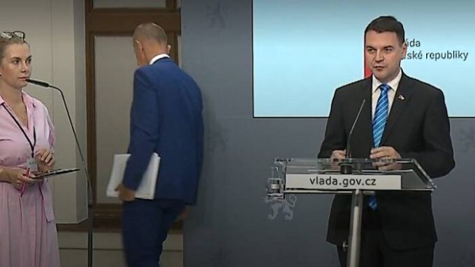 Andrej Babiš odešel z tiskové konference