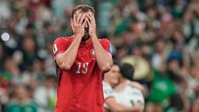 Čeští fotbaloví reprezentanti v závěrečném utkání skupiny A na mistrovství světa v Americe prohráli s Mexikem v tamní metropoli vysoko 0:3 a do vyřazovací fáze nepostoupili