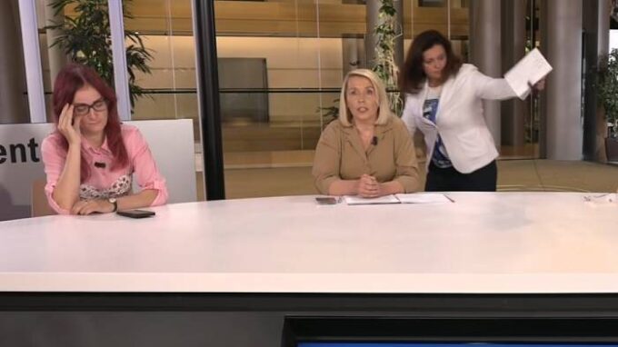 Jaroslava Pokorná Jermanová (vpravo) odchází ze studia