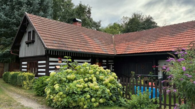 Chaloupka z filmu S čerty nejsou žerty