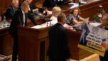 Jurečka vytáhl na Babiše obří transparent. Do cesty se mu postavil Šťastný