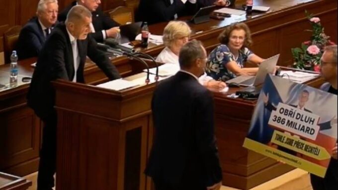 Jurečka vytáhl na Babiše obří transparent. Do cesty se mu postavil Šťastný