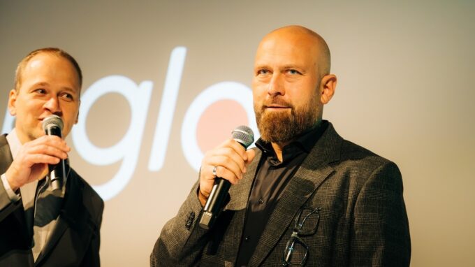 Slavnostní zahájení. Štěpán Michlíček (vpravo) představuje program afterparties by glo